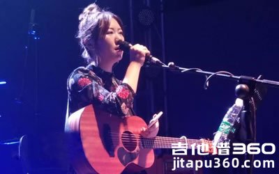 谢春花《还想听你的故事》吉他谱 D调弹唱谱 六线谱原版